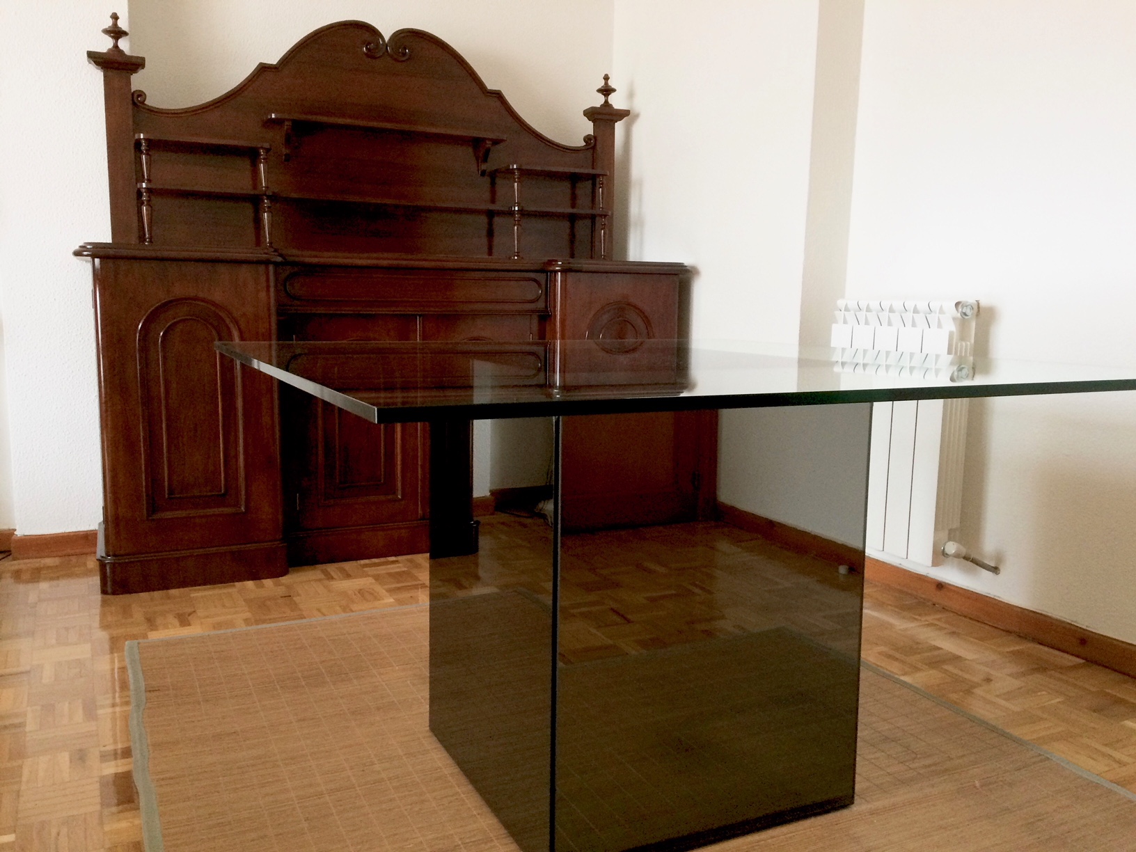 Mesa de saln de cristal, con pata central de espejos